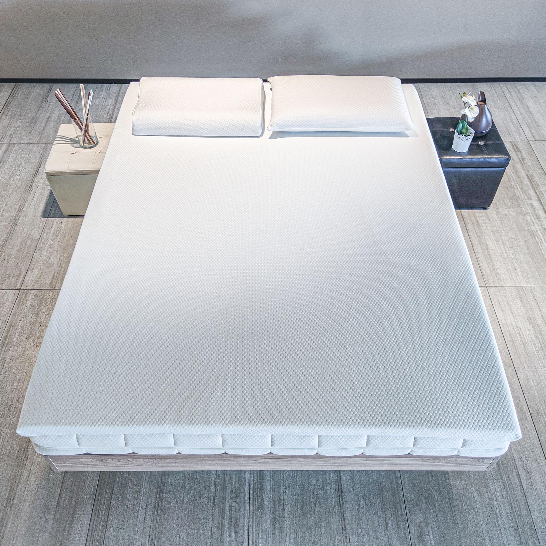 Letto "Topper in Fiordilattice" con sopra cuscini bianchi